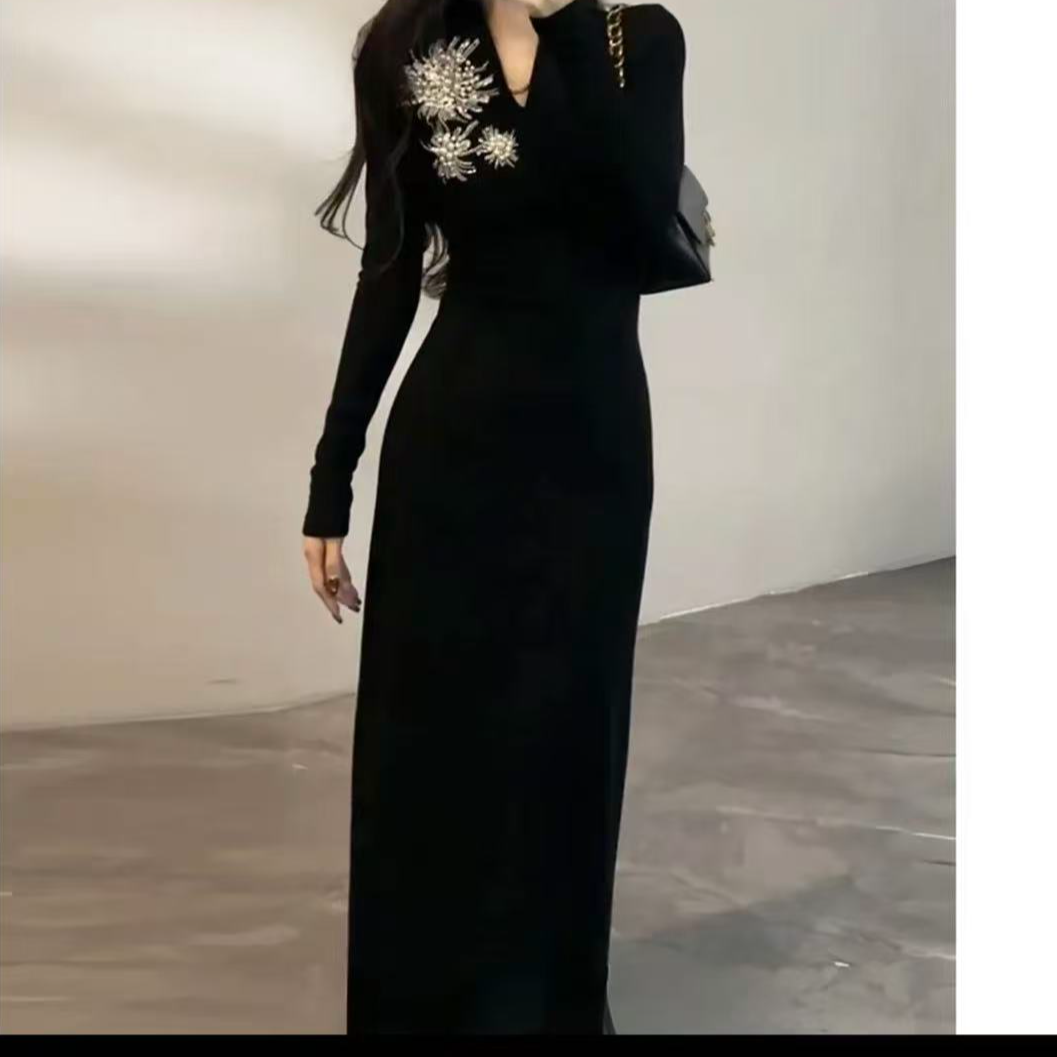 高级感气质花朵刺绣v领连衣裙女秋冬2025新款法式气质高腰长裙