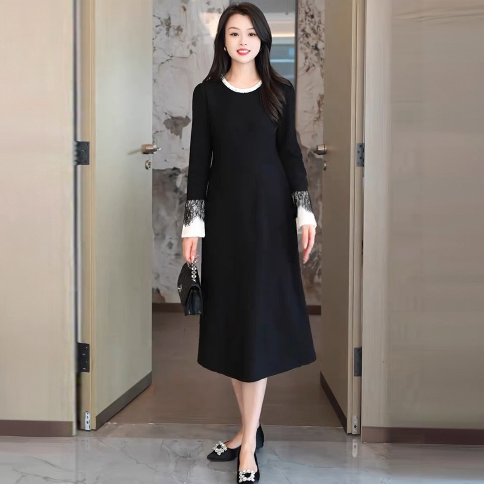 秋季百搭气质黑色长袖连衣裙女赫本风圆领显瘦过膝冷淡系小黑裙