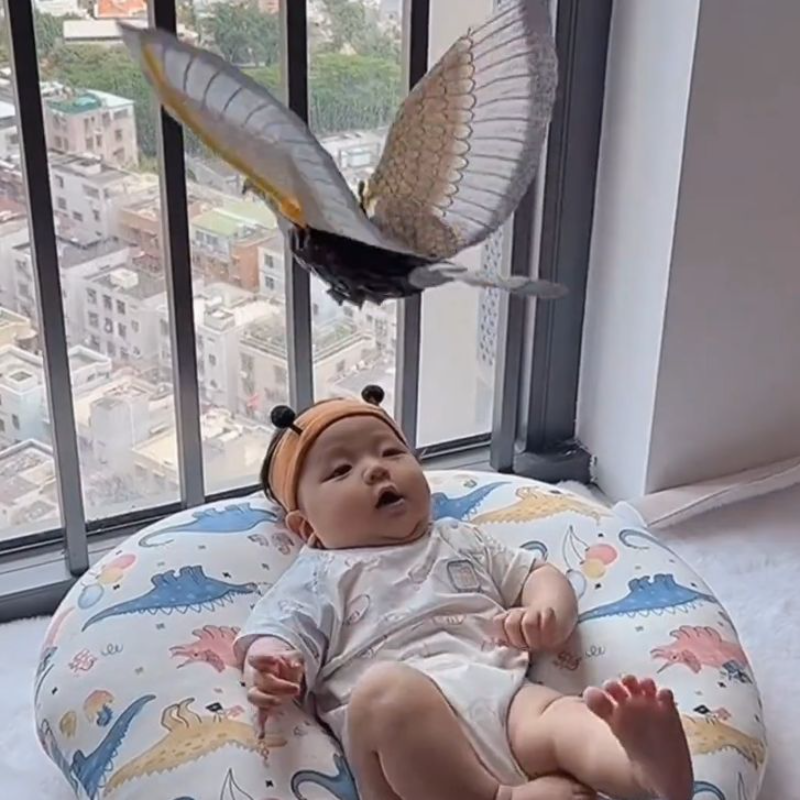 仿真吊线老鹰能飞会叫发声电动掉线飞鹰动物适用14岁以上