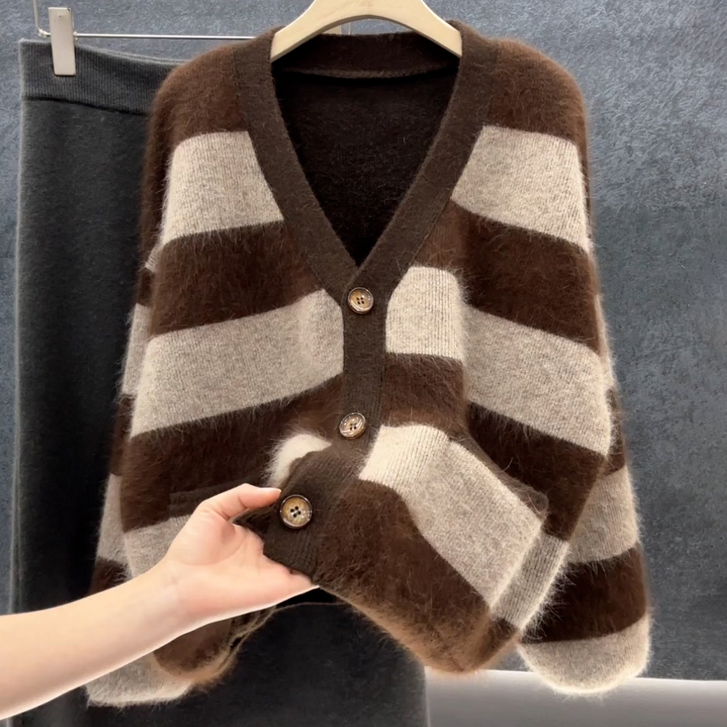 韩系慵懒风宽松百搭毛衣女2025秋冬新款V领条纹撞色针织开衫外套