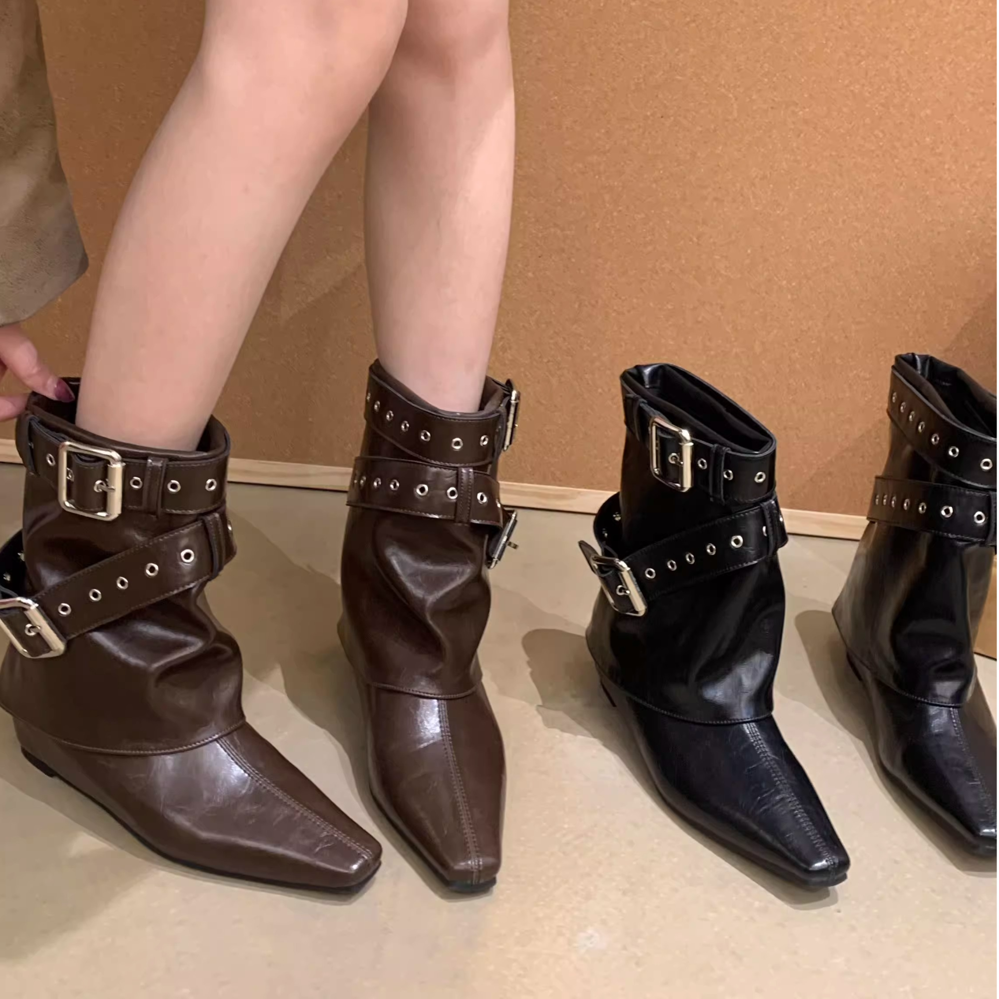 尖头内增高短靴女2025新款铆钉皮带扣裤管靴西部马丁靴气质秋冬