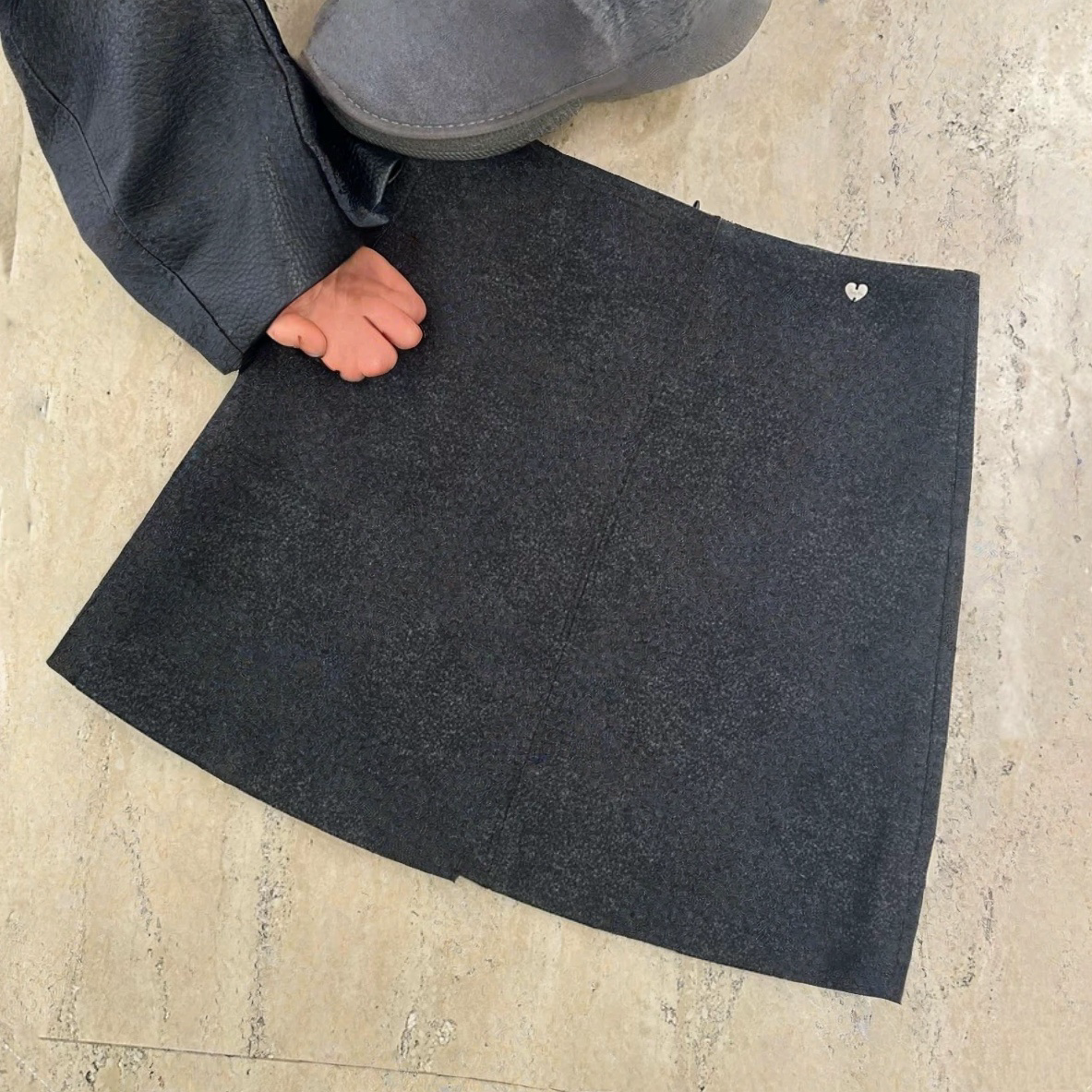 高腰深灰色加绒加厚款A字短裙女2025新款秋冬时尚显瘦伞裙半身裙