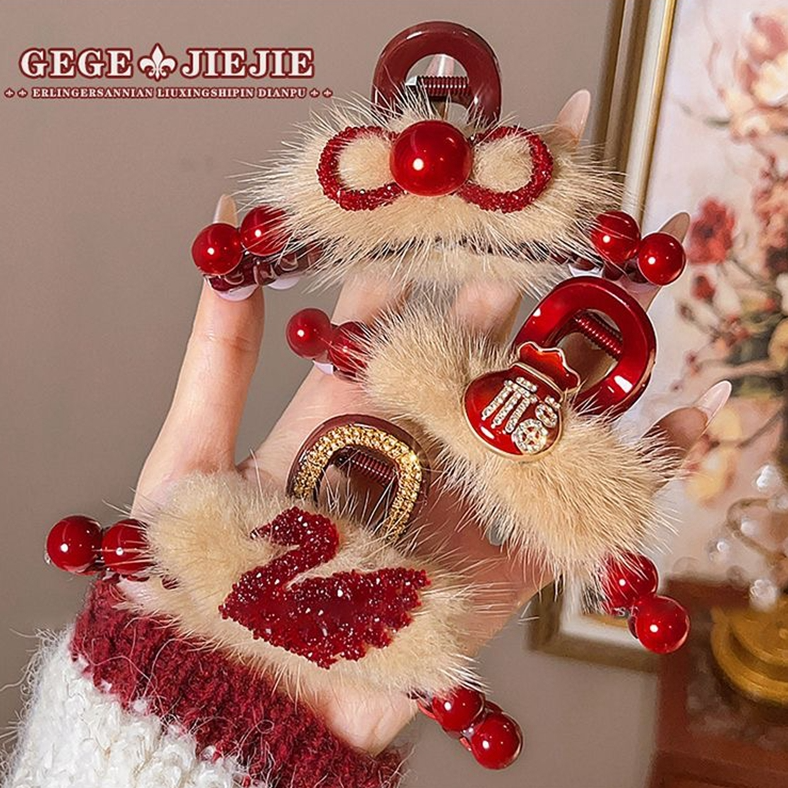 新年红色毛绒珍珠抓夹女2025年新款发夹后脑勺盘发鲨鱼夹发卡发饰