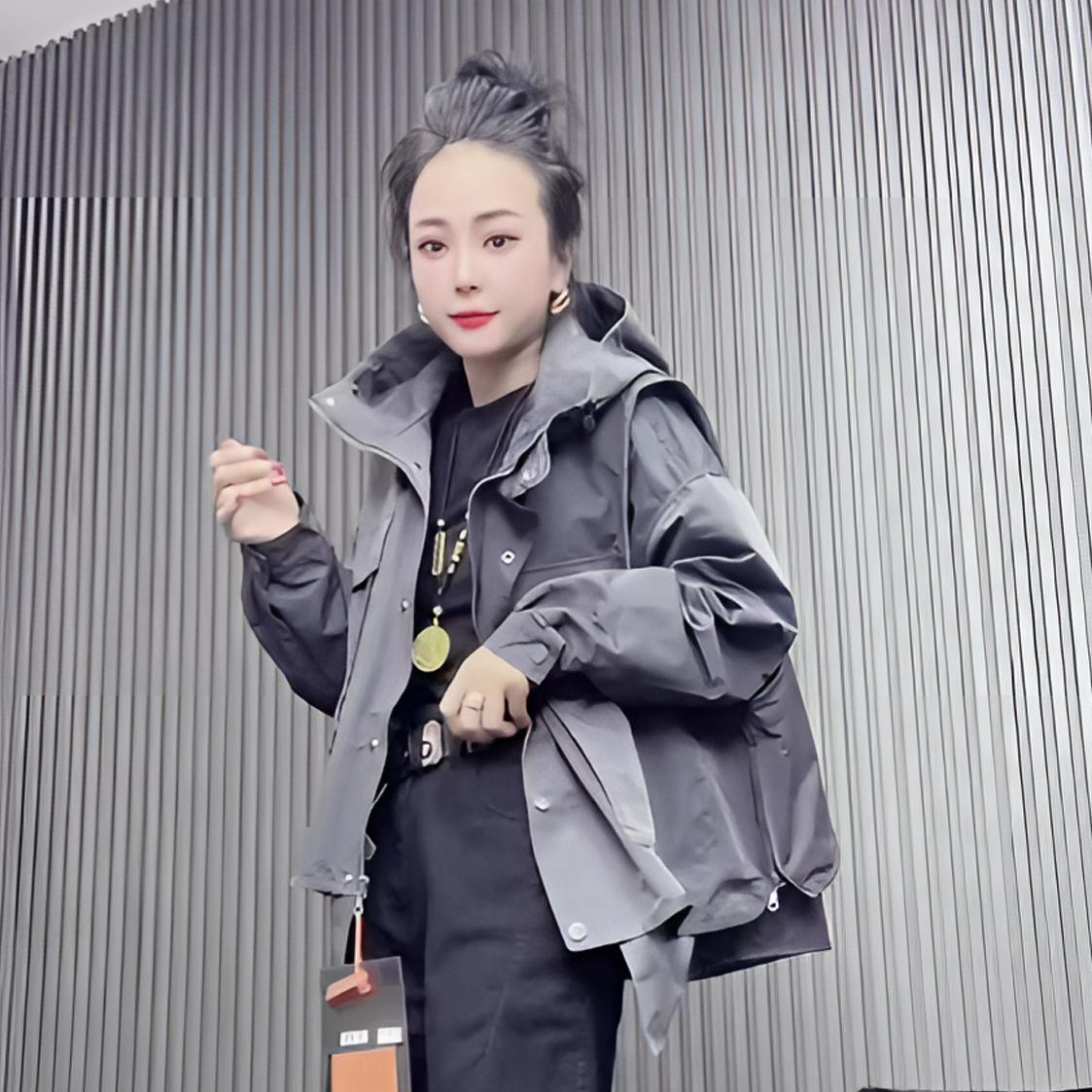 2025年秋季连帽女新款宽松型常规款短外套夹棉外套女新款2025爆款