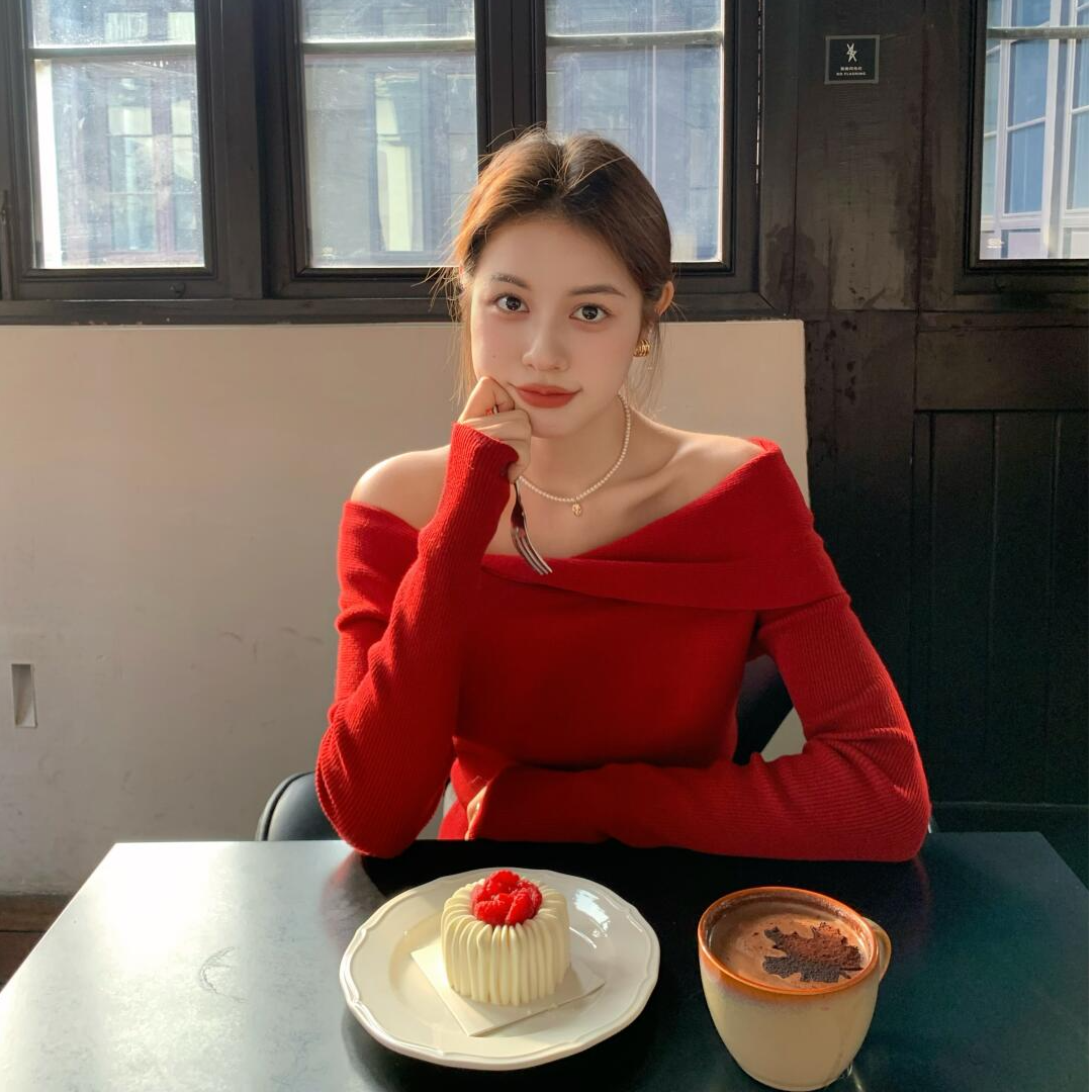 早春时尚春游新款百搭新年红露肩设计感气质小众上衣显瘦牛仔裤女