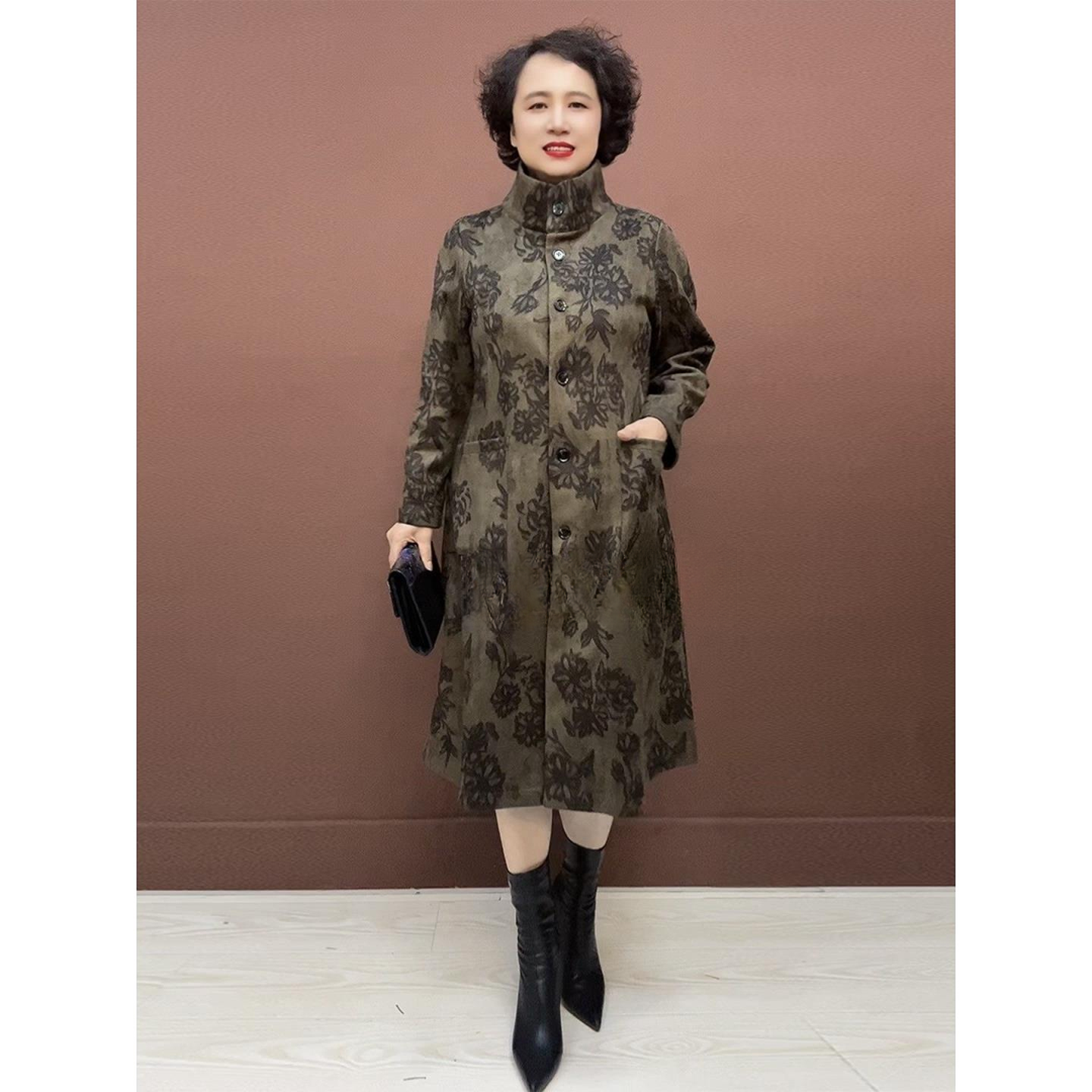 228中老年妈妈风衣秋季新款立领洋气大码过膝长款花色带兜外套100