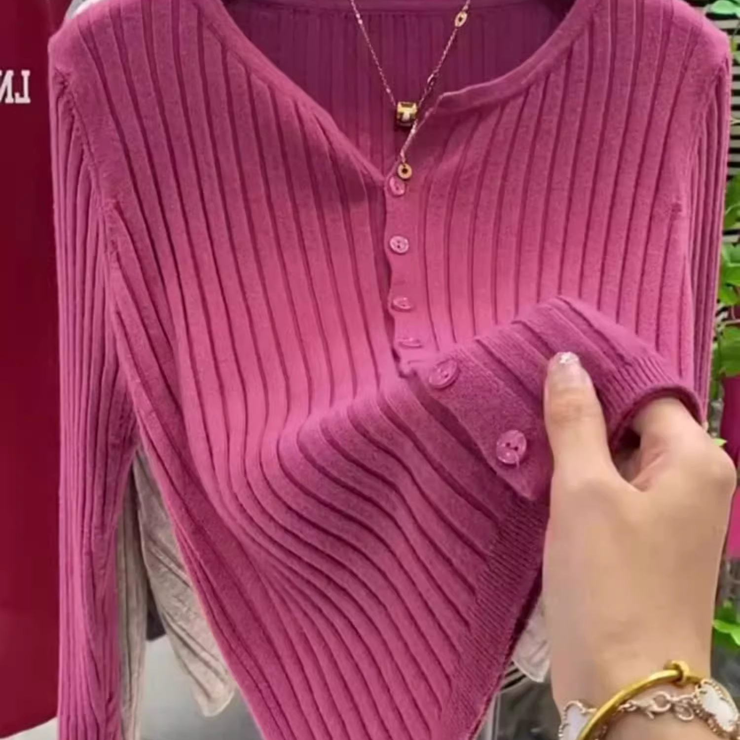 2025新款气质V领修身显瘦条纹针织开衫薄款女短款毛衣外穿小外套