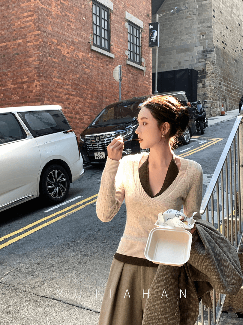 YUJIAHAN「老钱风」咖色撞色挂脖V领假两件修身针织衫女百搭打底衫