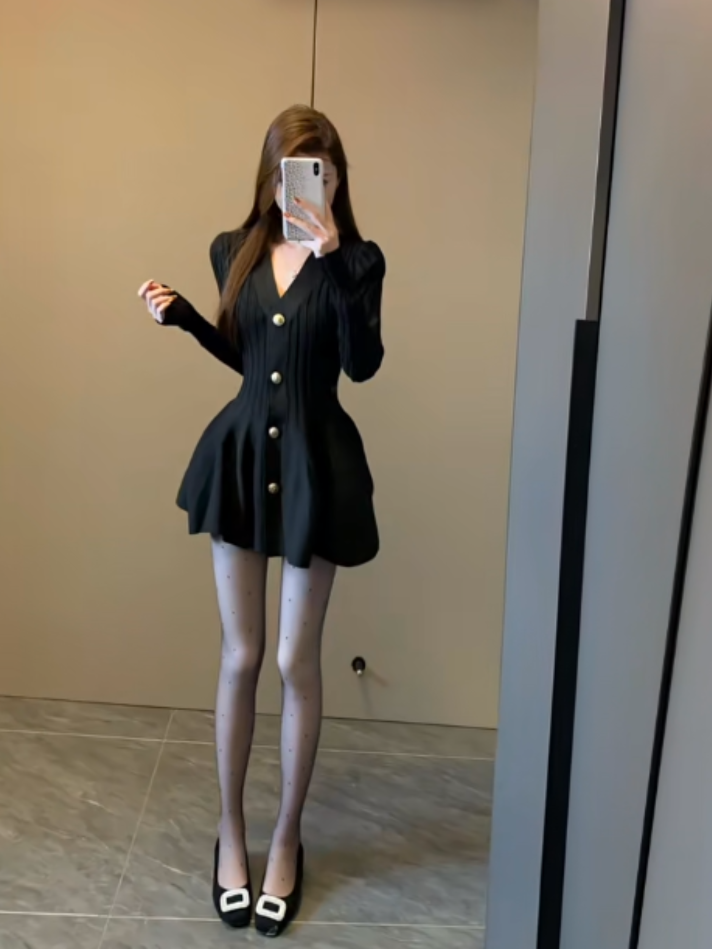 法式赫本风V领长袖针织连衣裙女2025秋冬新款收腰显瘦洋气花苞裙