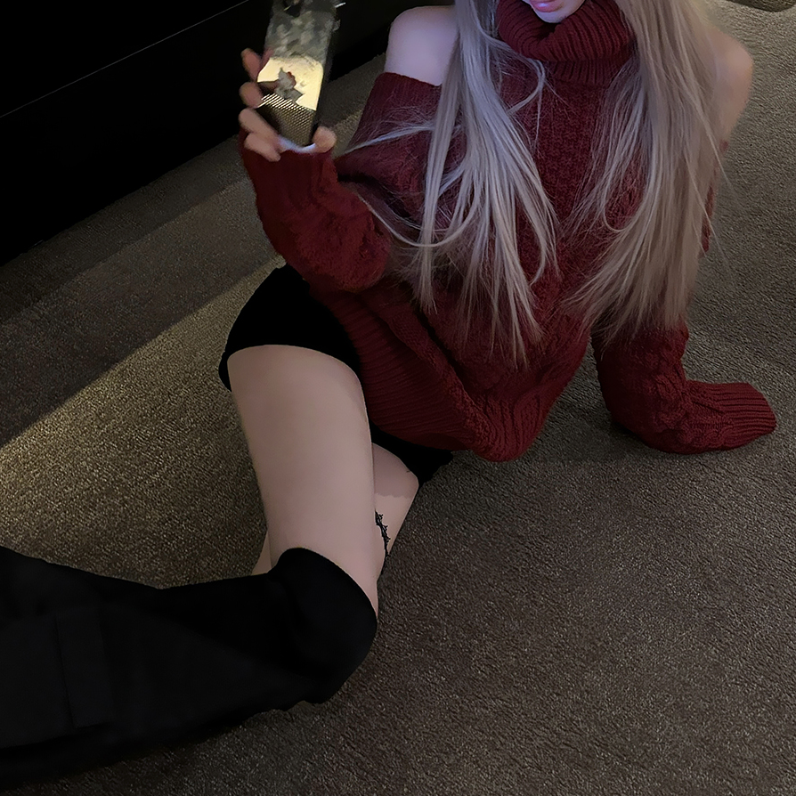 圣诞新年设计感酒红色挂脖露背毛衣高腰显瘦短裤秋冬新款两件套装