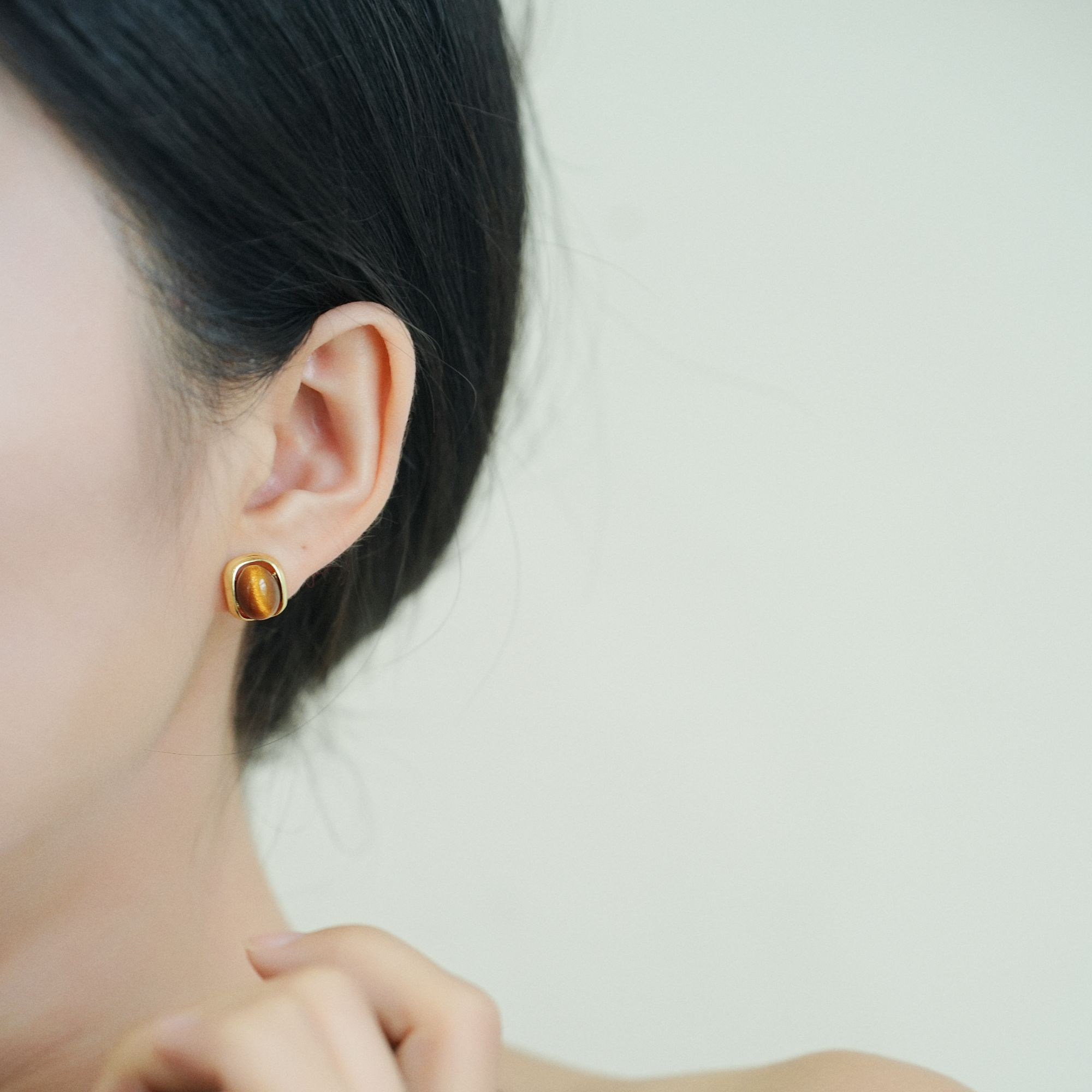 铜合金耳饰 几何虎眼色耳钉小巧精致秋冬2025新款爆款高级感耳环