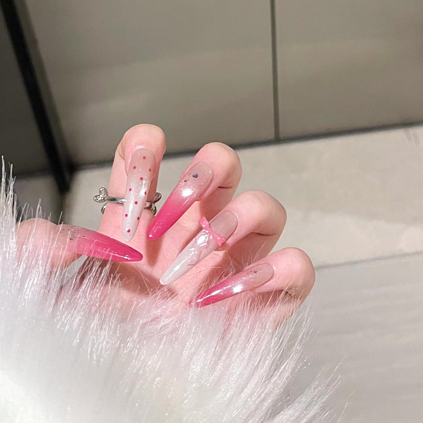 草莓气泡水夏日多巴胺显白美甲中长款玫红色穿戴甲气质网红指甲片