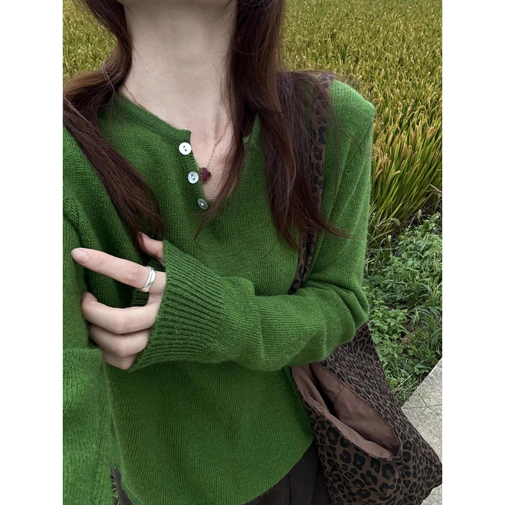 韩系绿色软糯v领长袖针织衫女秋冬百搭外穿毛衣打底衫设计感上衣