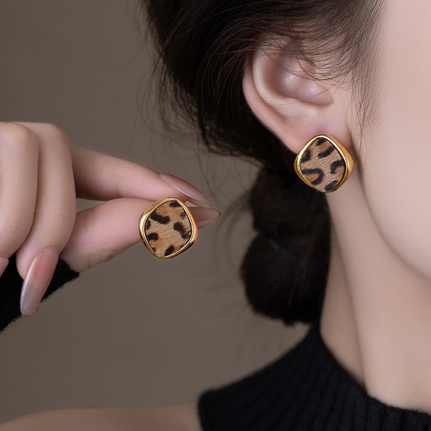 铜合金耳饰 港风初秋豹纹耳钉女时尚通勤耳环小众设计感极简耳饰
