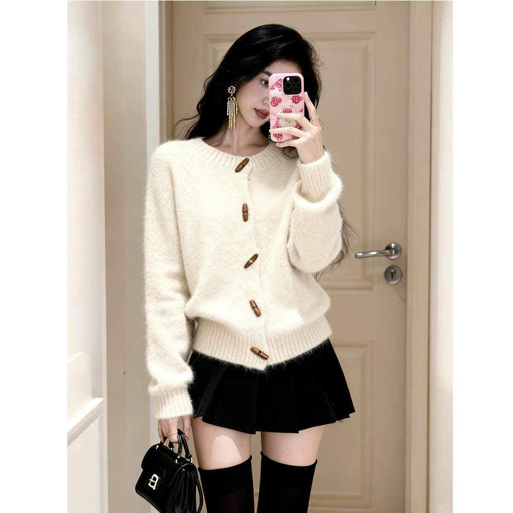 温柔风圆领牛角扣针织开衫女款2025冬季新款宽松软糯百搭毛衣外套