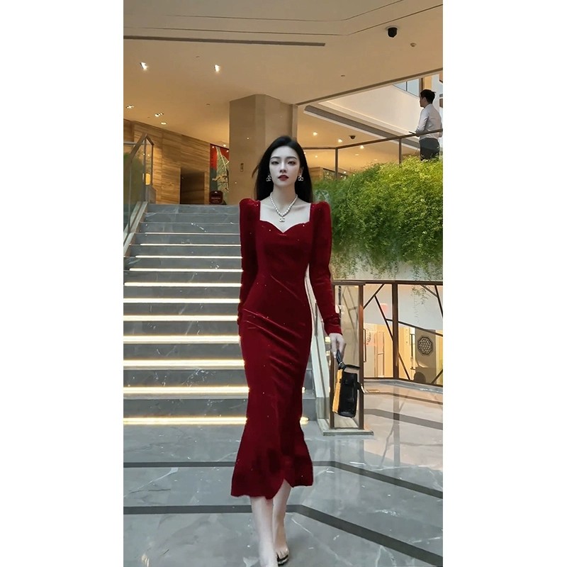 红色金丝绒新年礼服连衣裙2024春秋新款早秋丝绒气质高级感裙子女