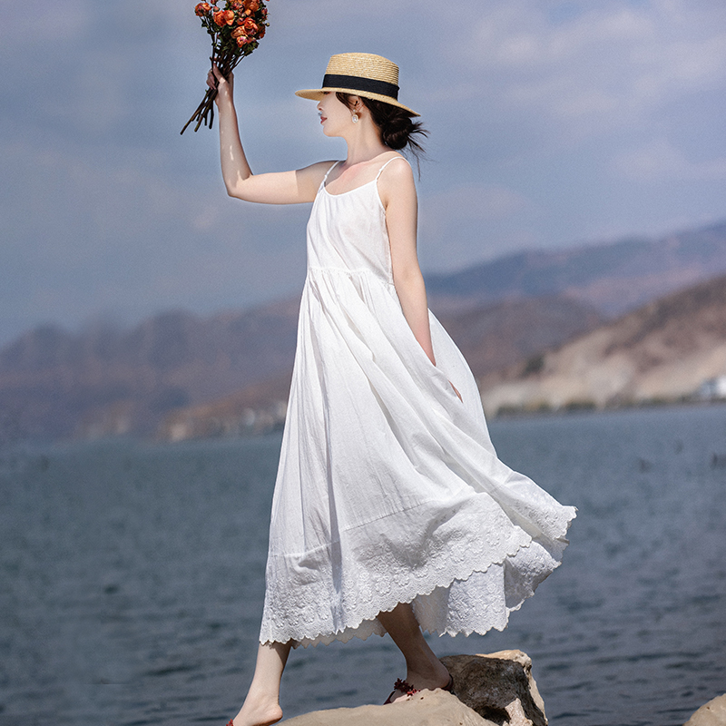 忆旧【惬意旅行】白色吊带连衣裙女夏新款纯棉无袖刺绣拼接裙174