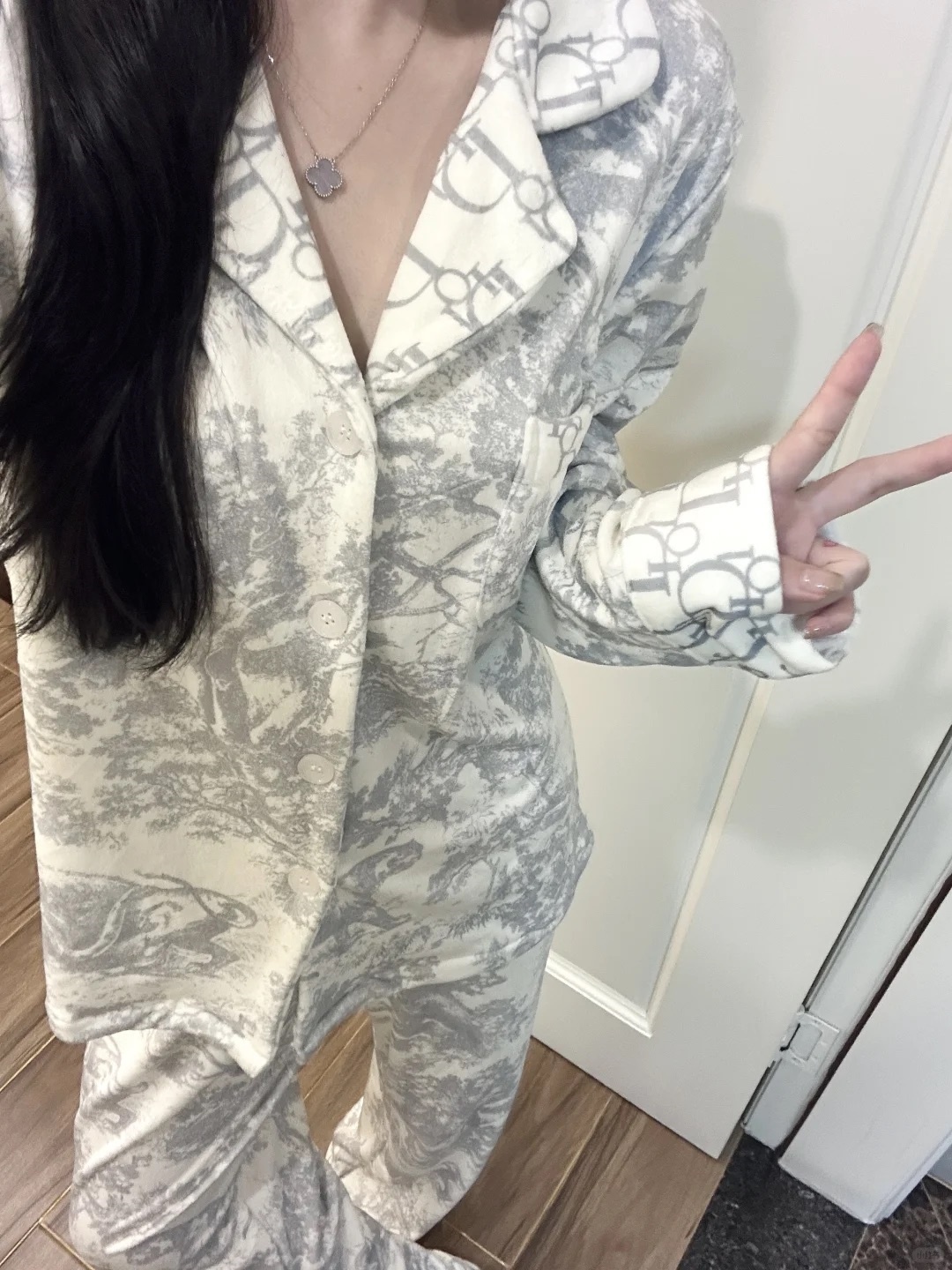 少女高级感水墨画睡衣女冬季新款轻奢绘画风德绒加厚保暖家居服