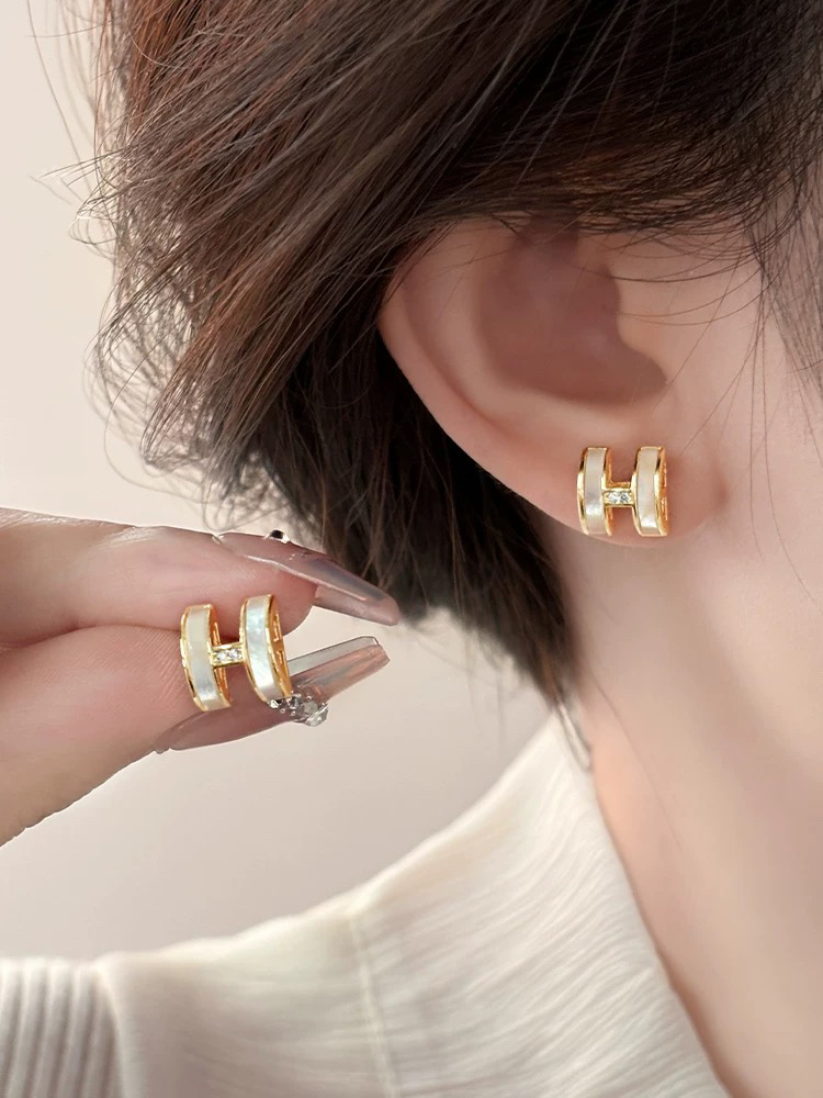 铜合金耳饰 新款设计感字母百搭气质耳钉