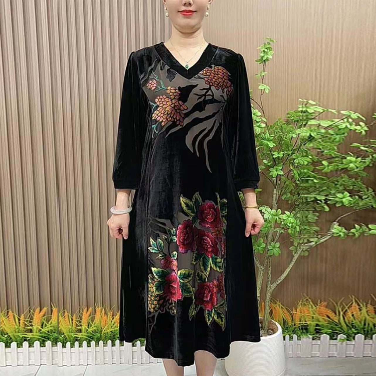 677妈妈装秋装洋气连衣裙中长款新款中老年上档次大码V领裙