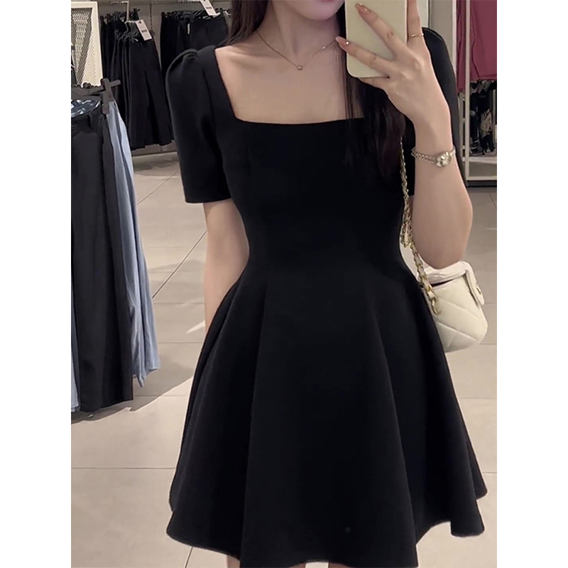 气质法式赫本小黑裙方领连衣裙2025年开春新款收腰显瘦a字短裙子