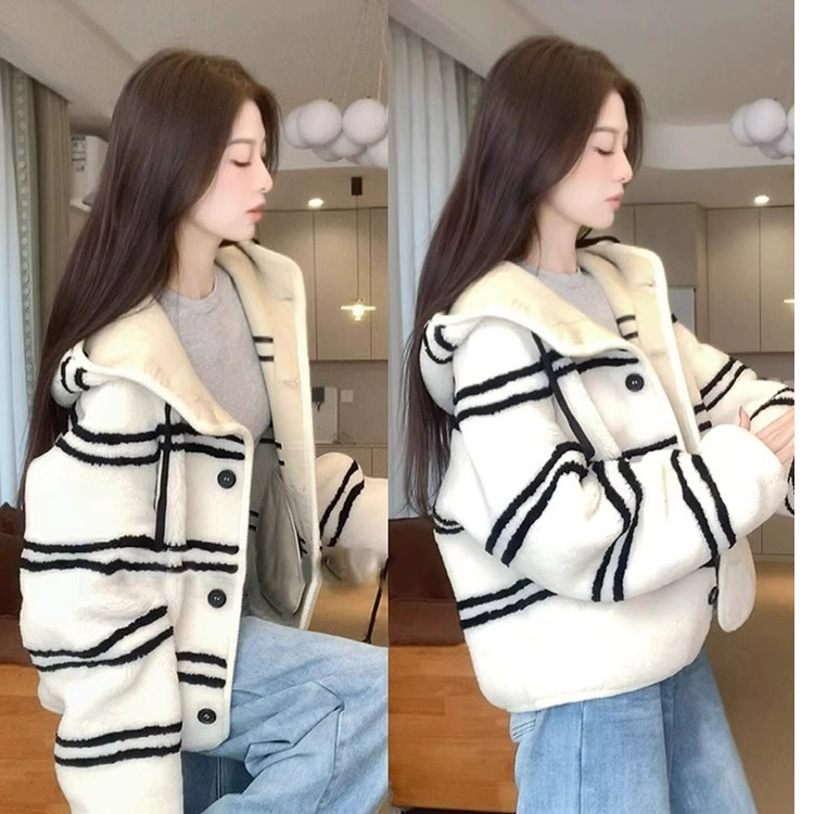 白色小香风外套女2025年秋冬新款加厚设计感条纹小众皮毛一体大衣