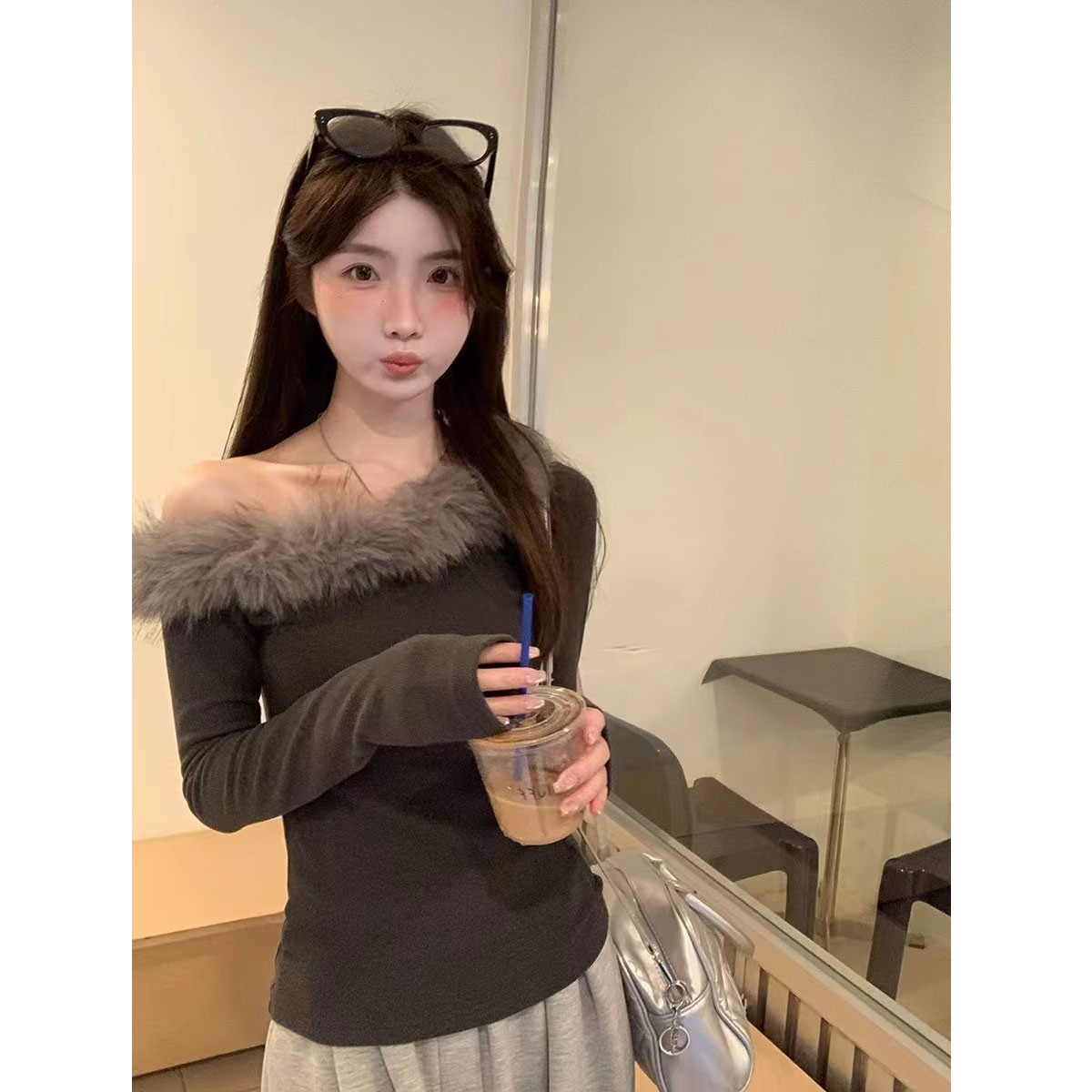 辣妹毛领拼接斜肩加绒长袖T恤女秋冬季高级感内搭一字肩德绒上衣