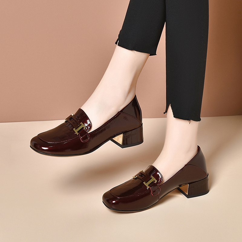 方头亮面英伦风粗跟单鞋女2025春秋新款中跟漆皮乐福鞋软底小皮鞋