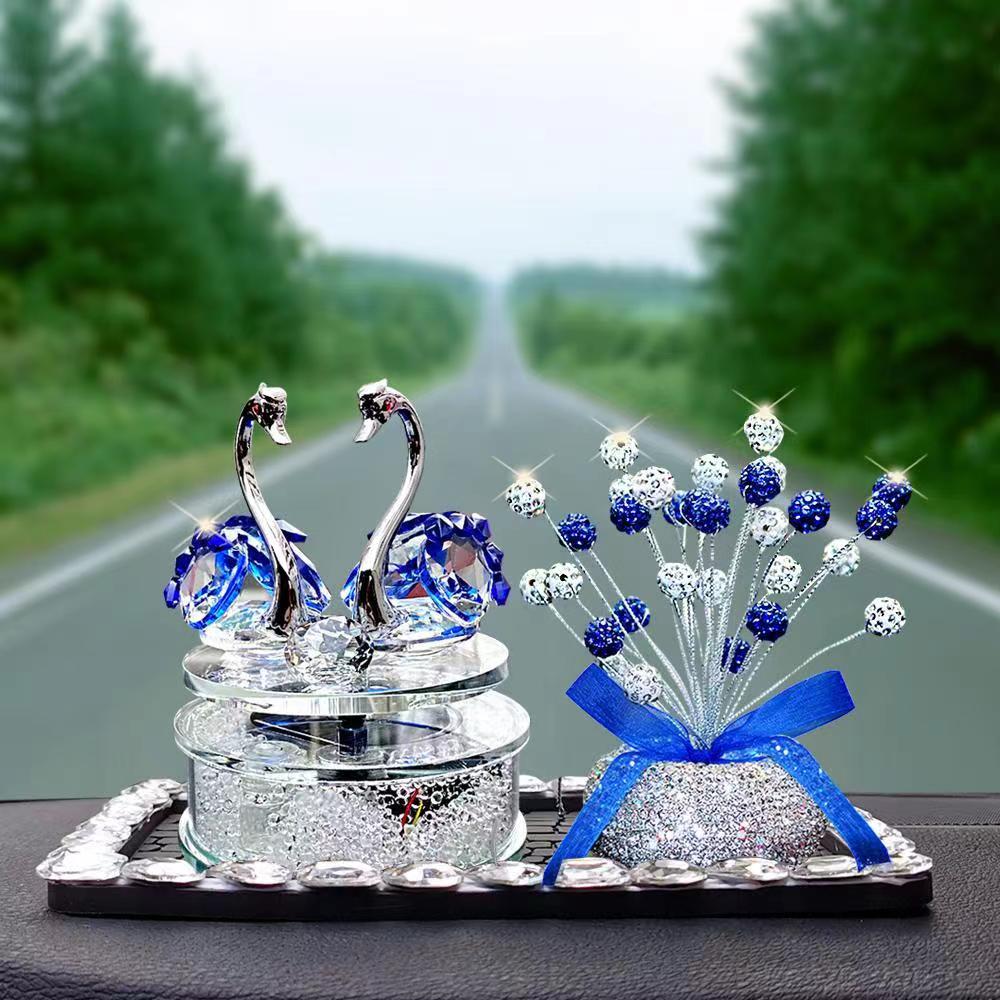 太阳能旋转水晶天鹅清香除异味汽车香水座摆件女神男神的情侣香水