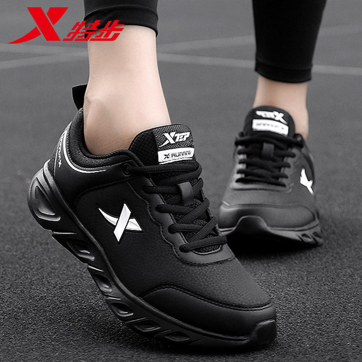 特步正品女鞋皮面防水运动鞋秋冬新款轻便潮流软底休闲鞋子跑步鞋