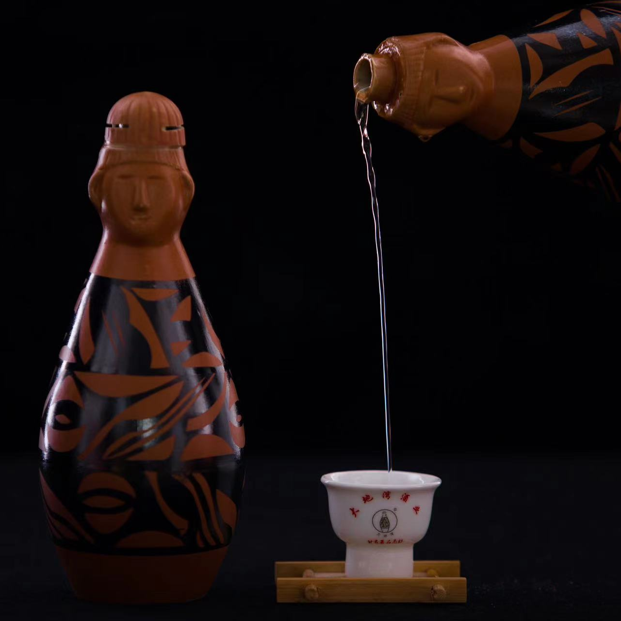 大地湾古酒人头彩陶瓶纯粮食白酒52度500毫升