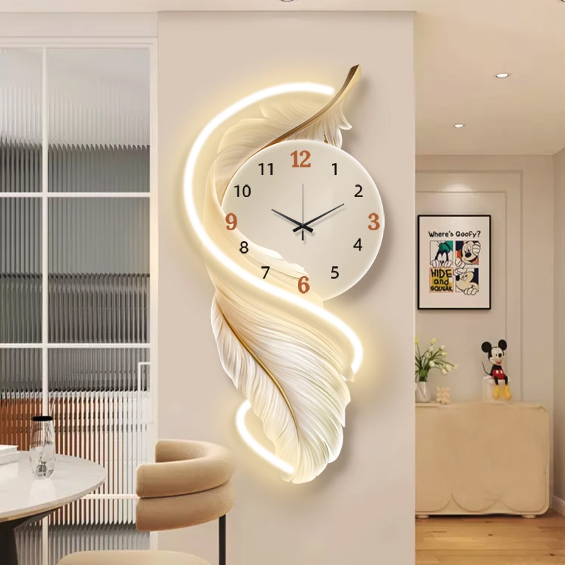 奶油风挂钟客厅2025新款装饰羽毛创意时钟壁画静音摇摆钟表