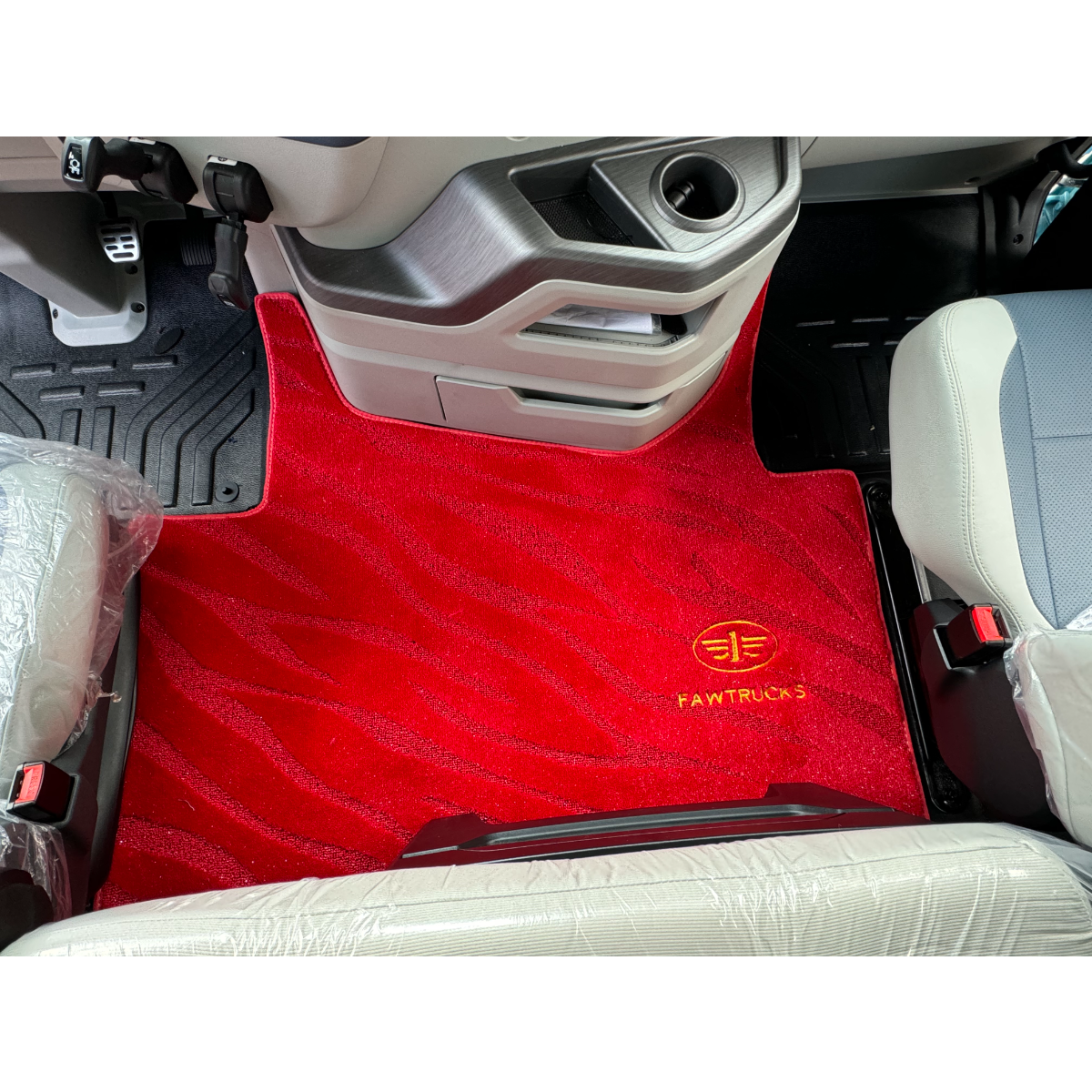 货车专用中间平台垫地毯毛绒防滑解放欧曼天乘德龙豪沃汕德卡脚垫