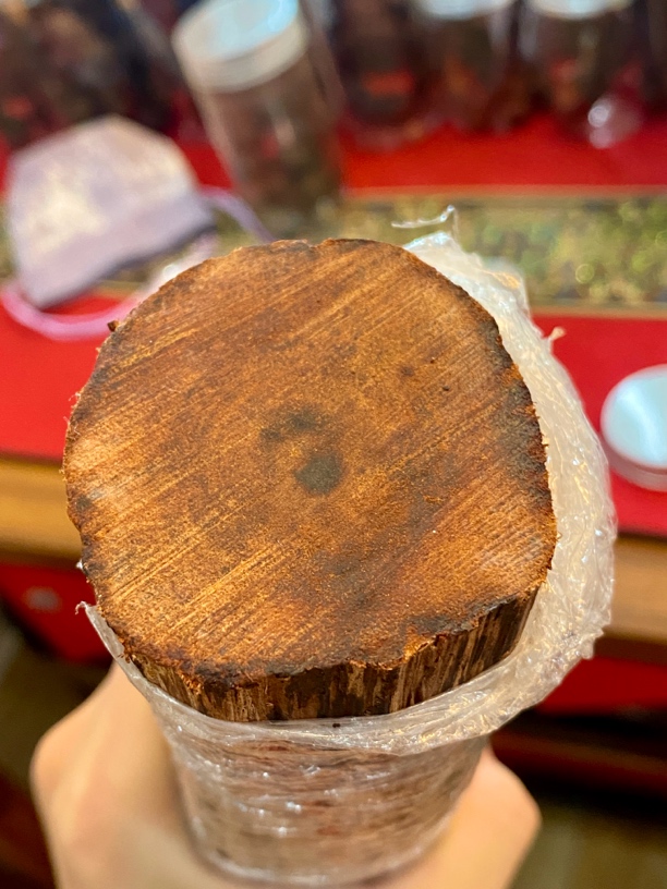 缅甸小叶降真香，醇黄油金丝蜜结，东枝肉质淳化沉水老料，幽雅柔和。