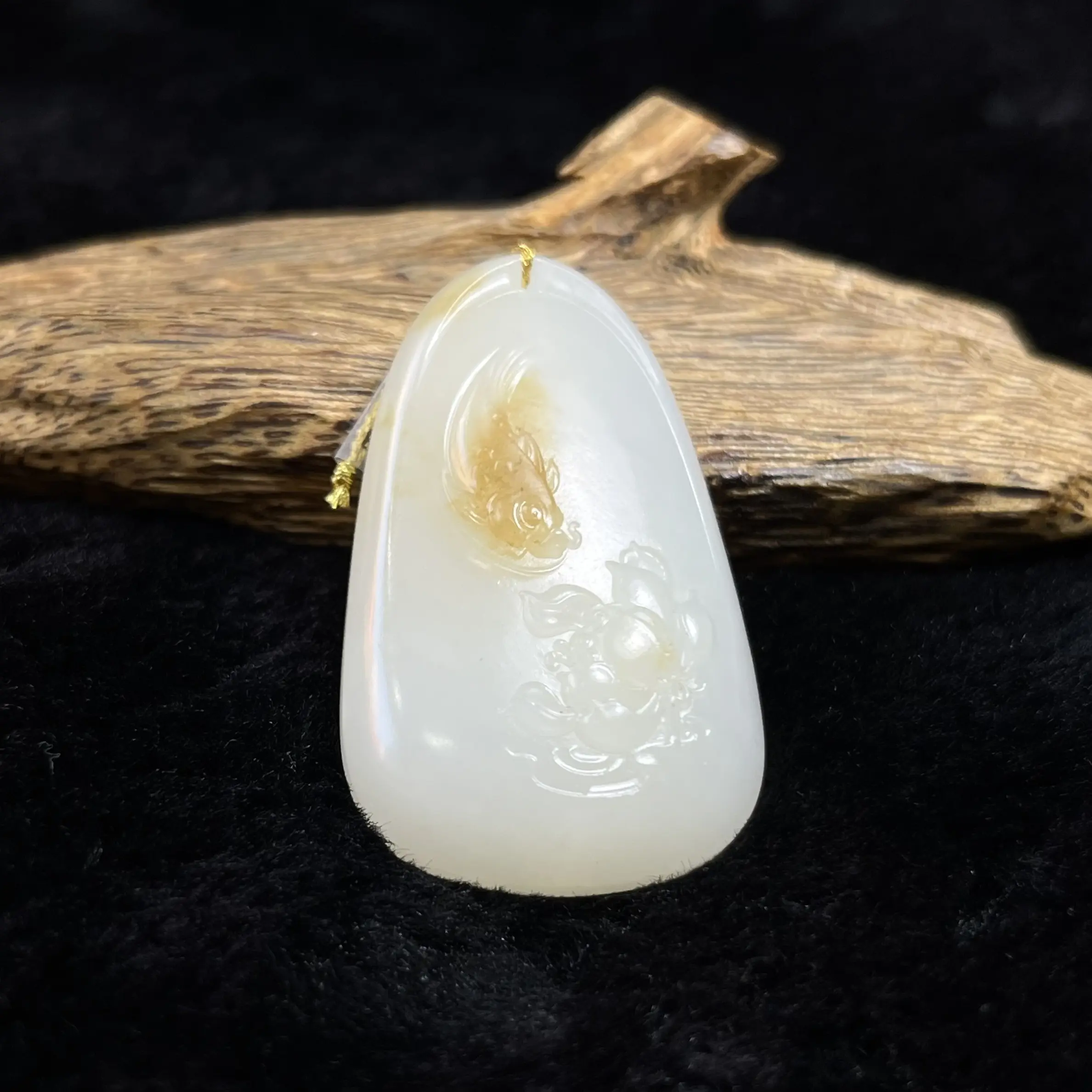 和田玉精雕巧雕「连连有余」吊牌男女款气质