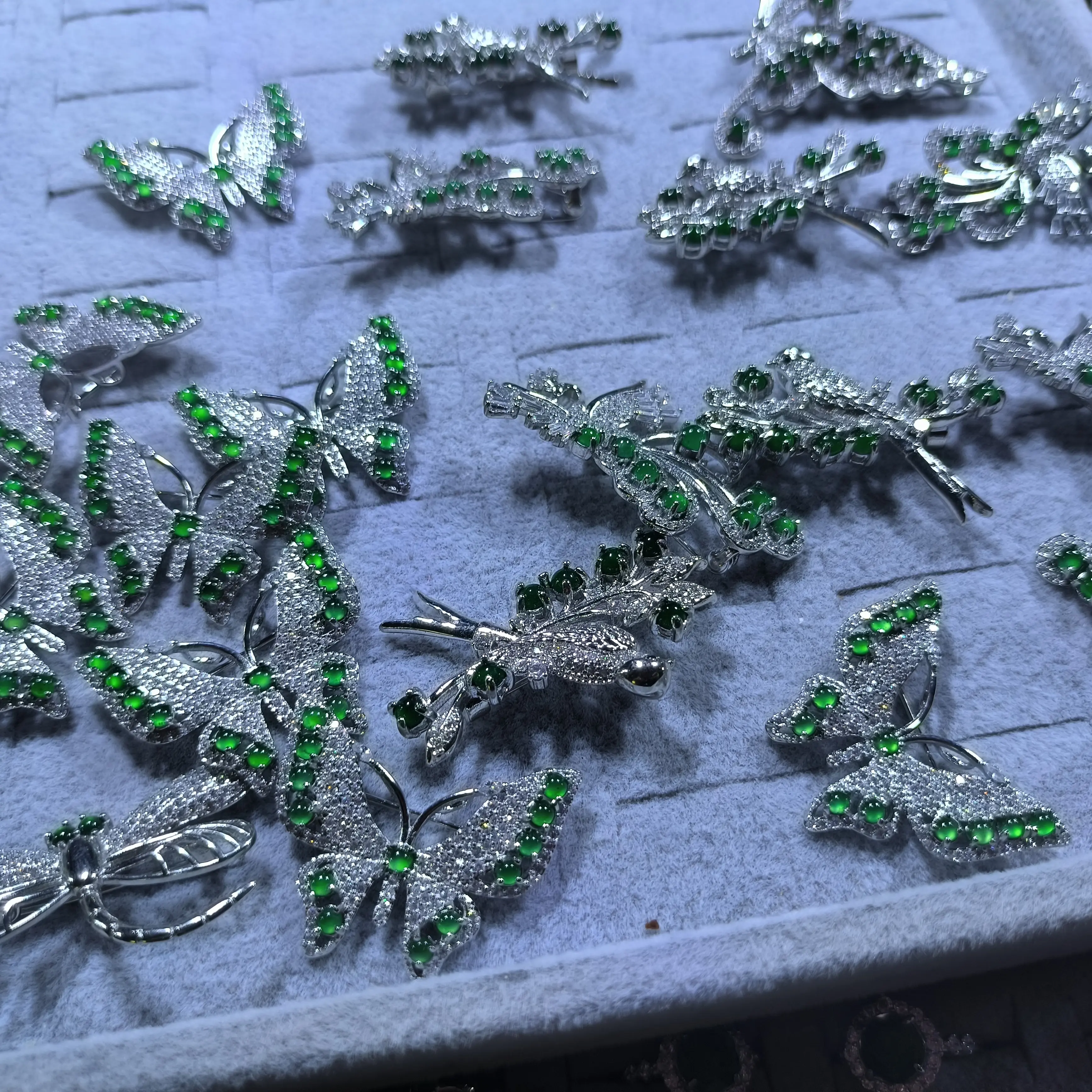 天然A货翡翠镀合金镶阳绿蝴蝶胸针吊坠两用款优雅时尚百搭