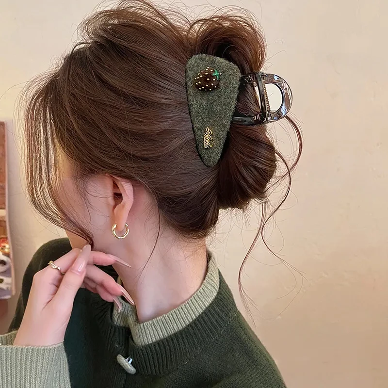 草莓毛毡三角头发抓夹女高级感鲨鱼夹新款发夹巨好看百搭发饰新款