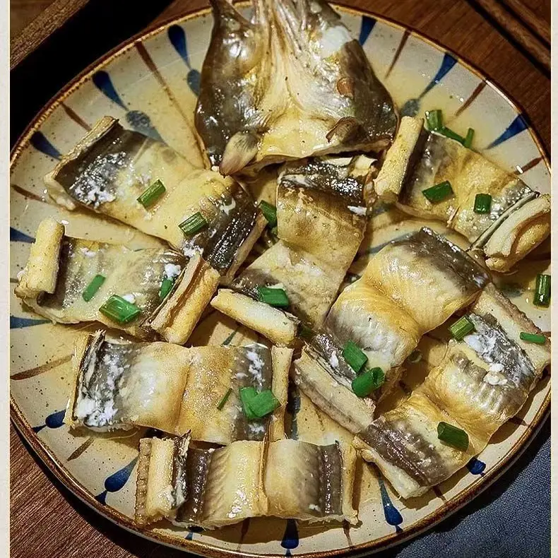 精心制作美味细腻入口即化沙鳗鱼干佳肴