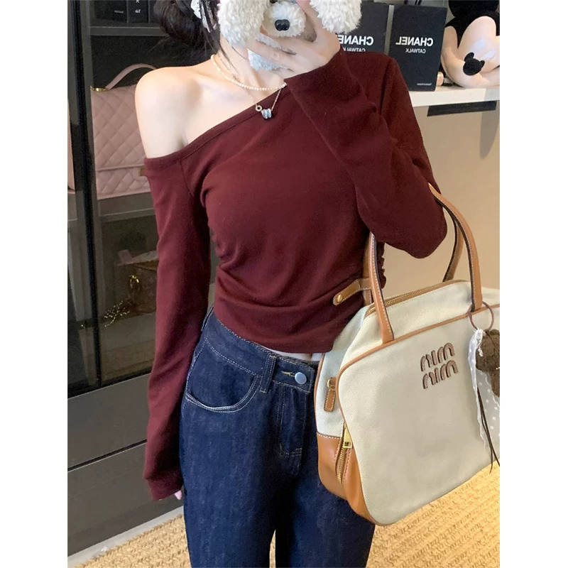 新年高级感复古斜肩红色T恤女春季别致小众外穿修身短款打底上衣