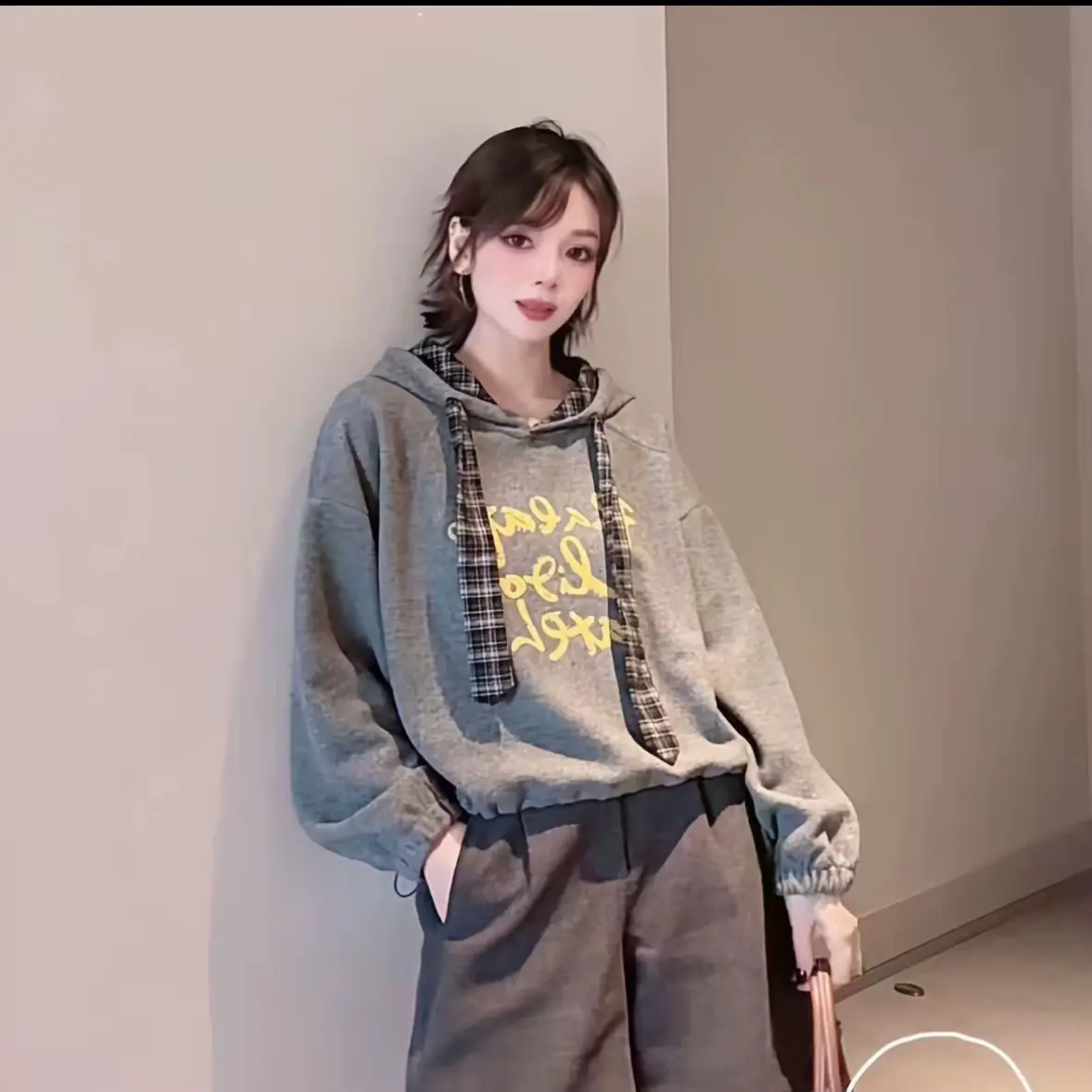 梦小小女装2025秋冬新款减龄街头风套头款韩版加绒卫衣领带帽常规