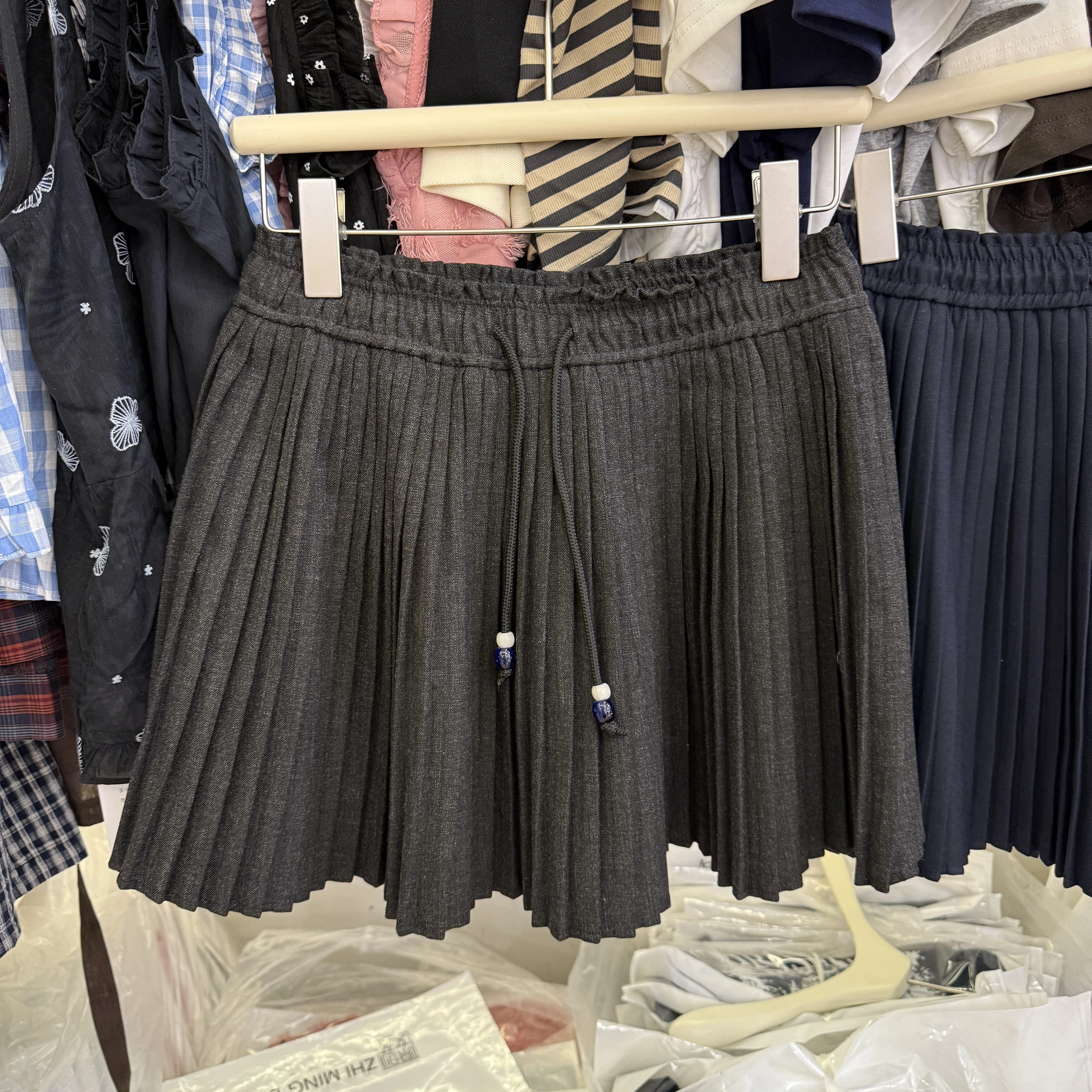 松紧腰抽绳半身短裙秋季加厚学院风百搭显瘦高腰防走光A字百褶裙