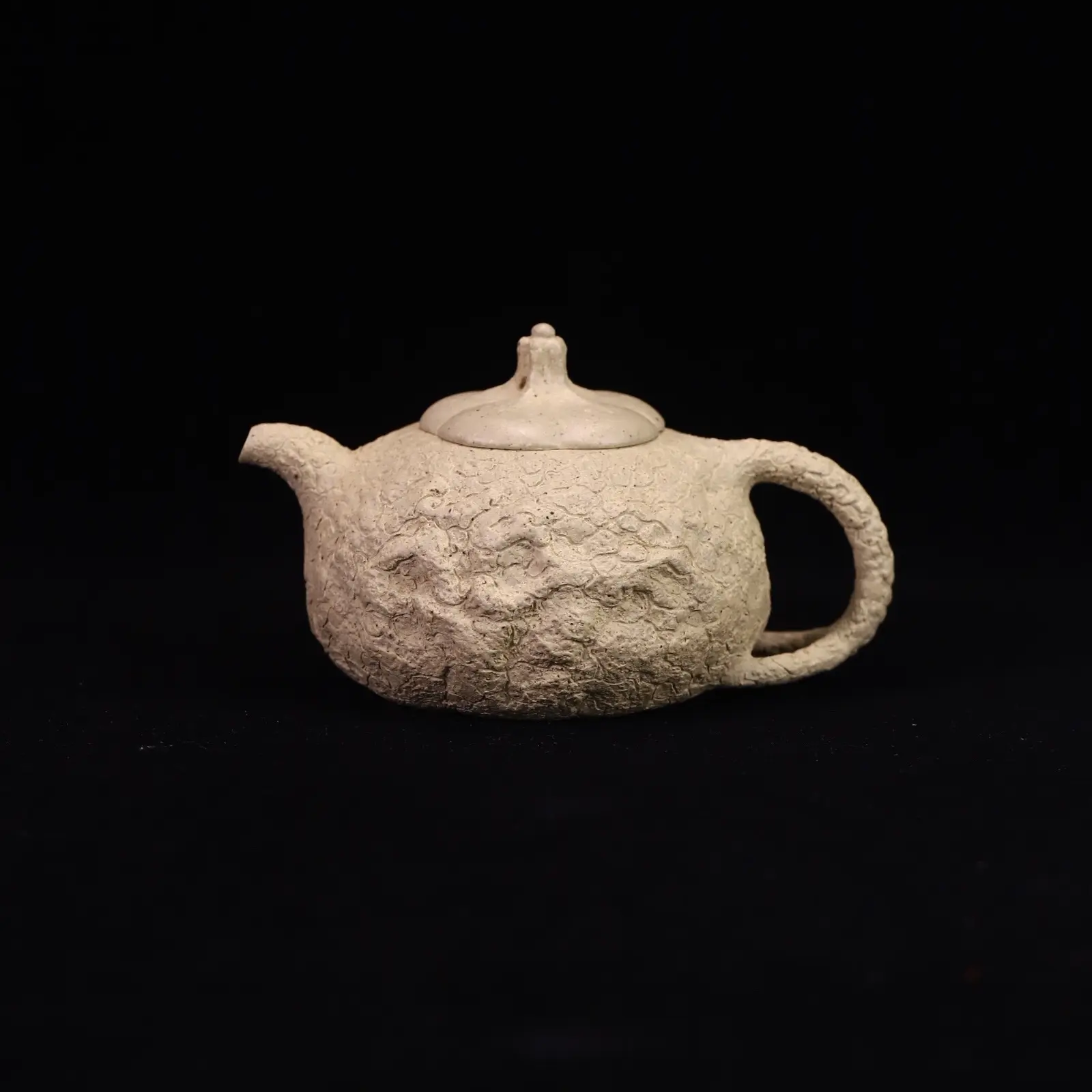 供春，拙朴生趣。全手精制，取原矿本山绿泥，胎质温润如玉。160cc