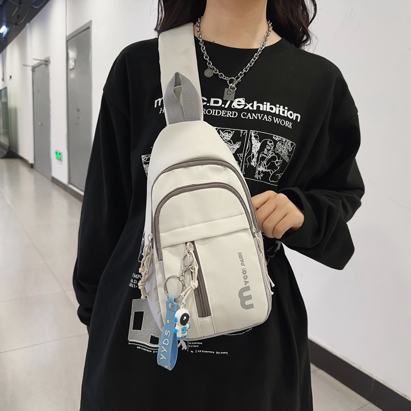 胸包女2025新款运动风设计感小众男款潮牌防水户外时尚单肩斜挎包