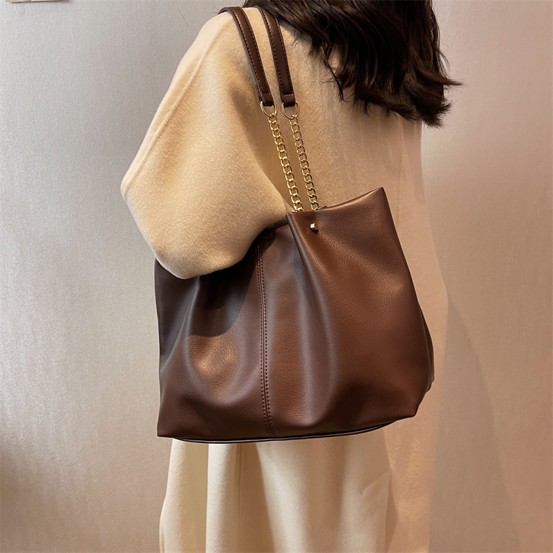 高级感通勤大容量包包2025秋冬新款女包流行单肩包休闲托特包