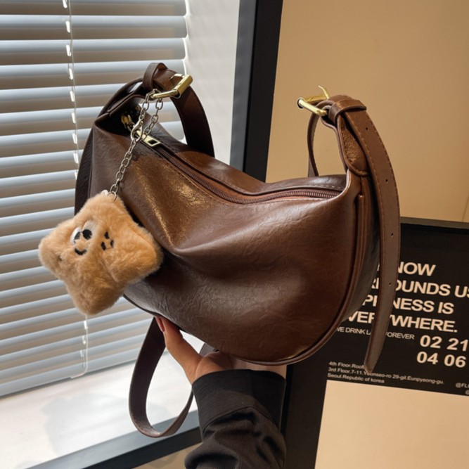 今年流行包包女士2025新款时尚纯色质感单肩包复古通勤斜挎饺子包