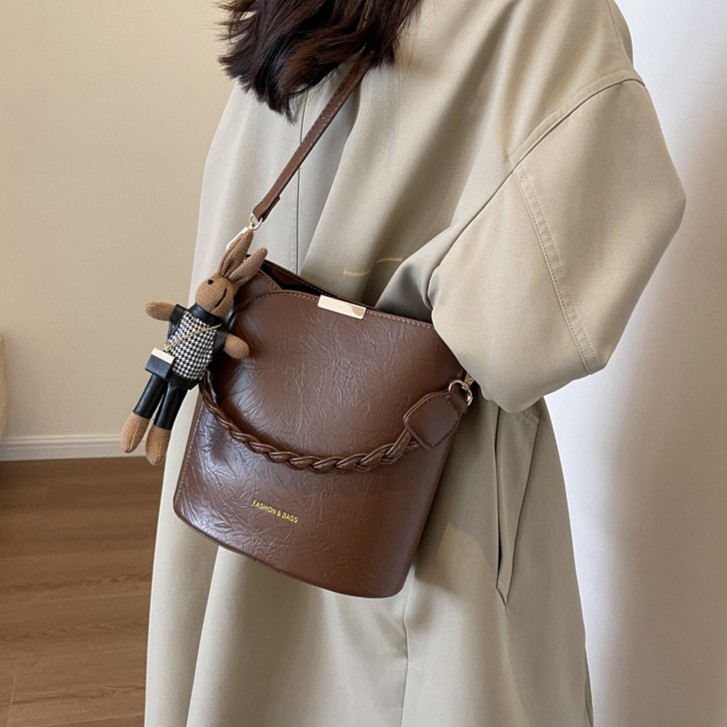 高级质感复古小包包女2025新款春夏爆款百搭斜挎包单肩腋下水桶包