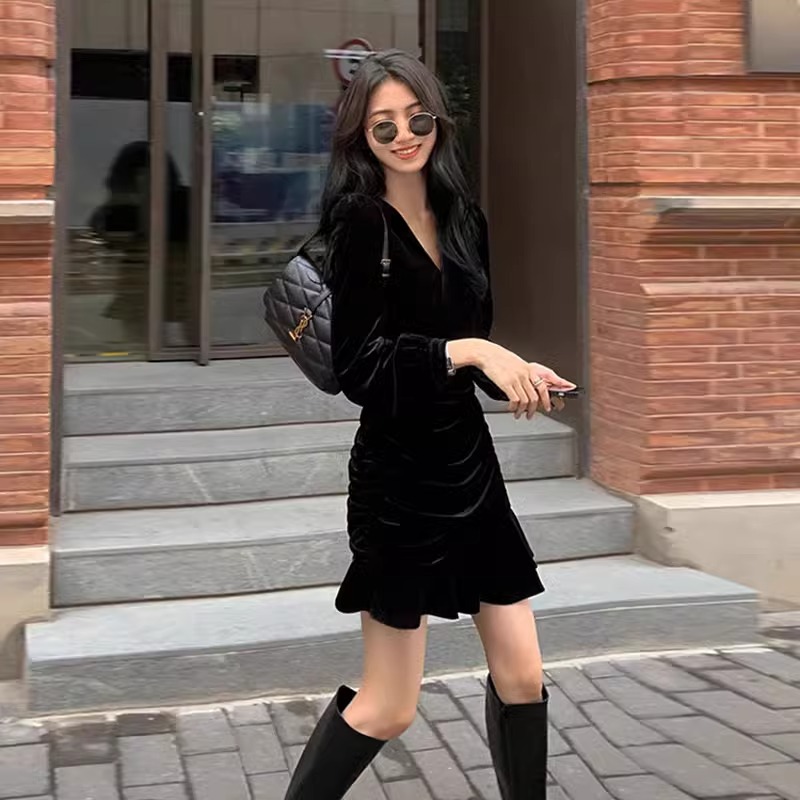 高级感法式长袖金丝绒连衣裙女秋冬季内搭短款收腰V领a字鱼尾裙