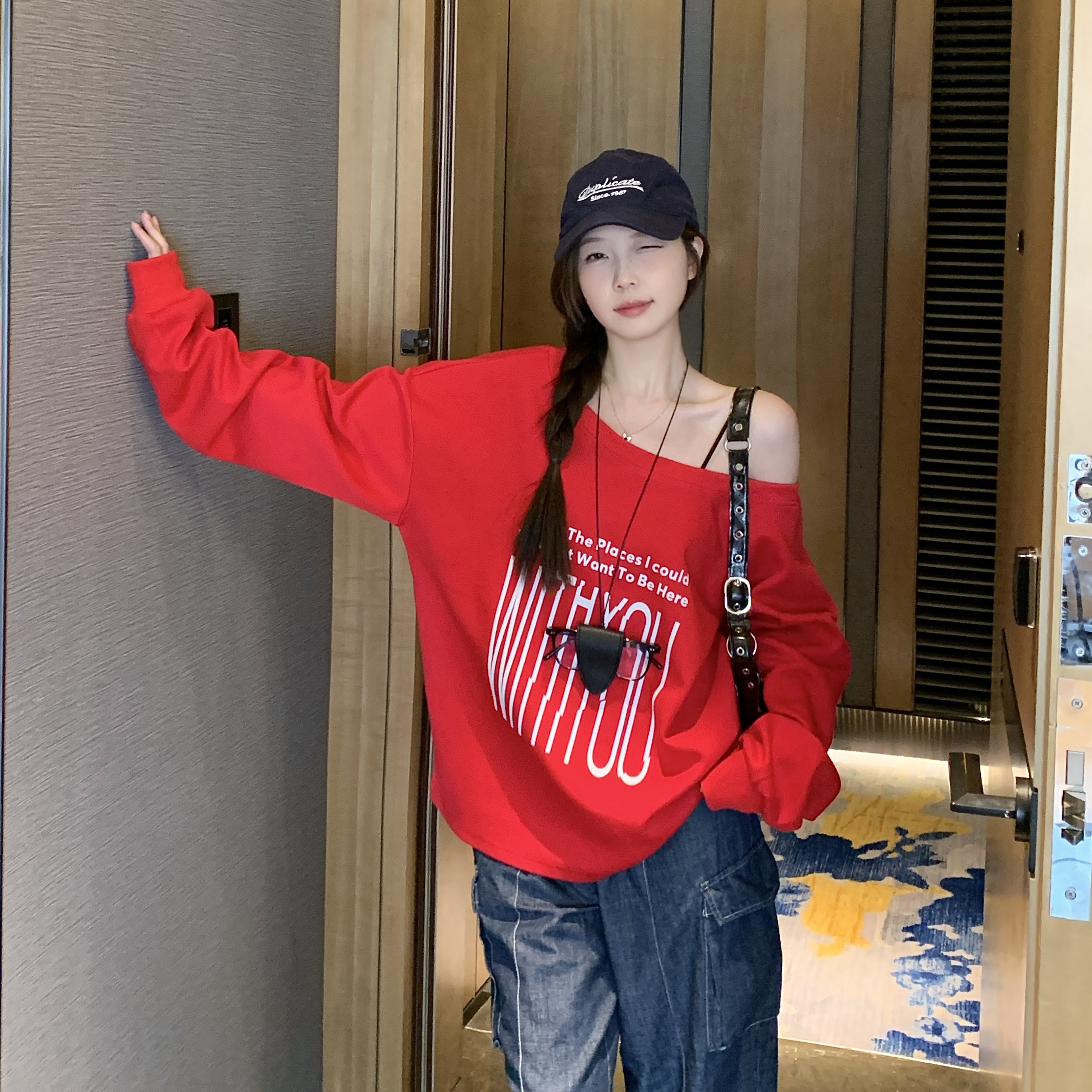 早秋大码女装斜肩露肩印花T恤卫衣胖MM独特超好看两面穿长袖上衣