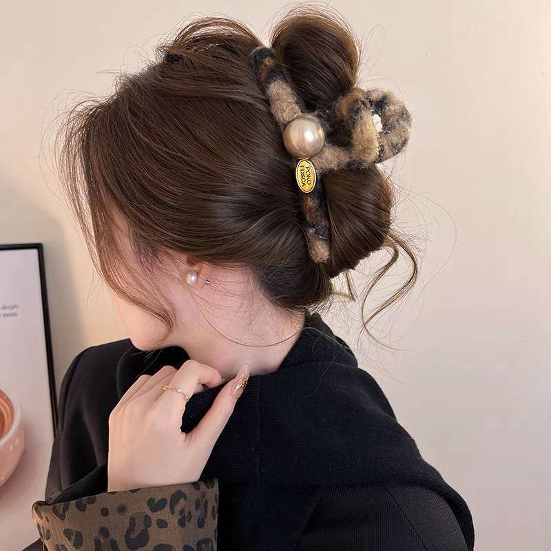 秋冬毛绒豹纹抓夹女2024新款高级感珍珠鲨鱼夹发夹后脑勺夹子发饰