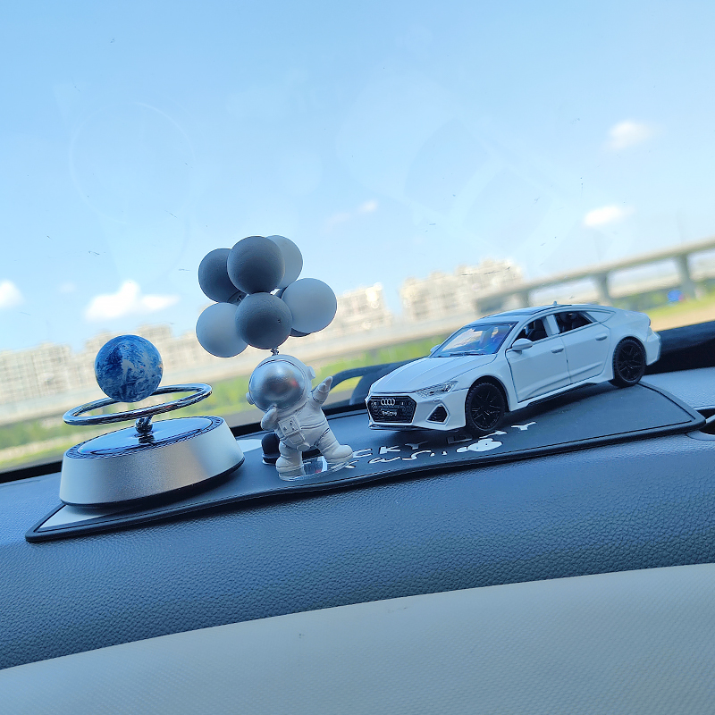 宇航员汽车车载内饰品摆件太空人中控台旋转太阳能星球除异味香薰